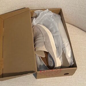 NWT! Eurosoft slip on loafer with great support! Sz 6! Euro 37! Beautiful color!